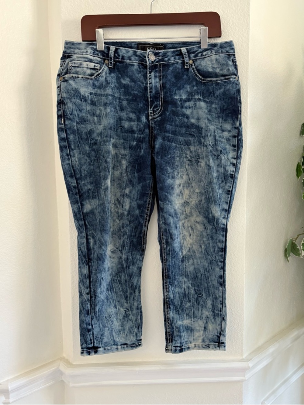 Contemporary Blue Acid-Wash Capri Jeans